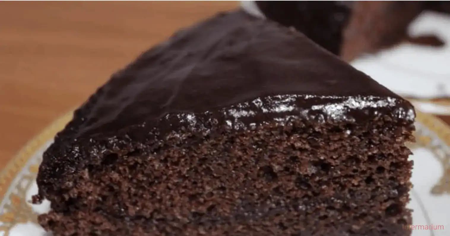 Vajcia – 2 ks; 1 pohár mlieka; 1 pohár vriacej vody; pol pohára oleja: Pre najchutnejší čokoládový koláč pod slnkom!