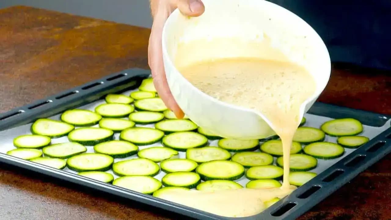 Cuketu už nebudete vyprážať: LEN nakrájajte na plátky, zalejte touto zmesou a dajte piecť – väčšiu pochúťku ste dávno nejedli!