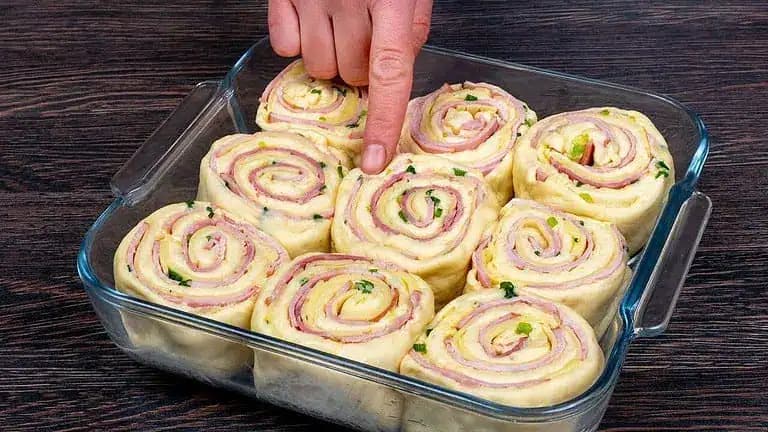 Vďaka týmto SLIMÁKOM so šunkou a syrom moje deti úplne zabudli na pizzu: Najlepší RECEPT na plnené cesto, aký tu kedy bol!
