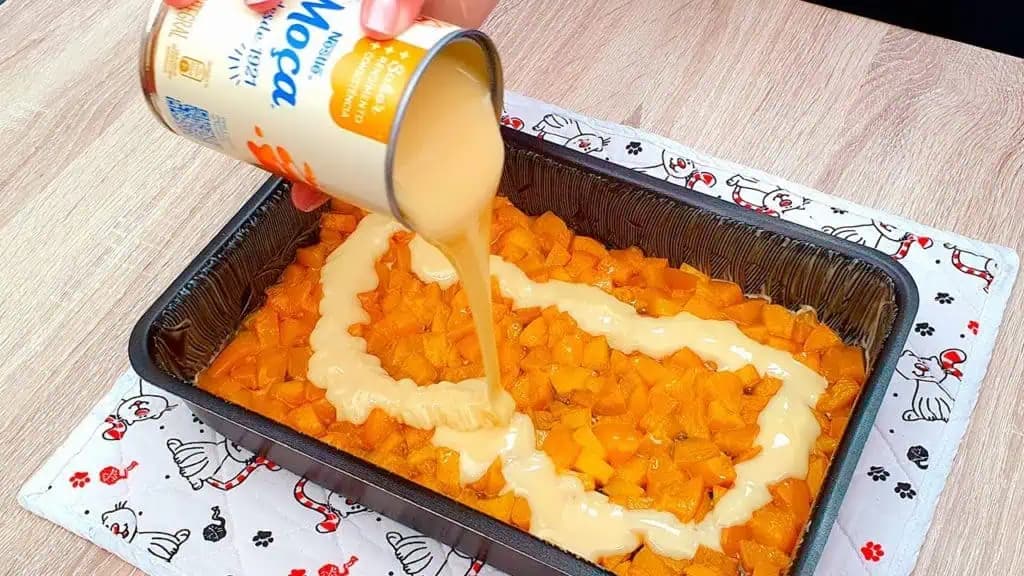 Broskyne nakrájam na plech, zalejem SALKOM, jednoduchým cestom a pečiem takto každý víkend: Najväčšia DELIKATESA ku kávičke!