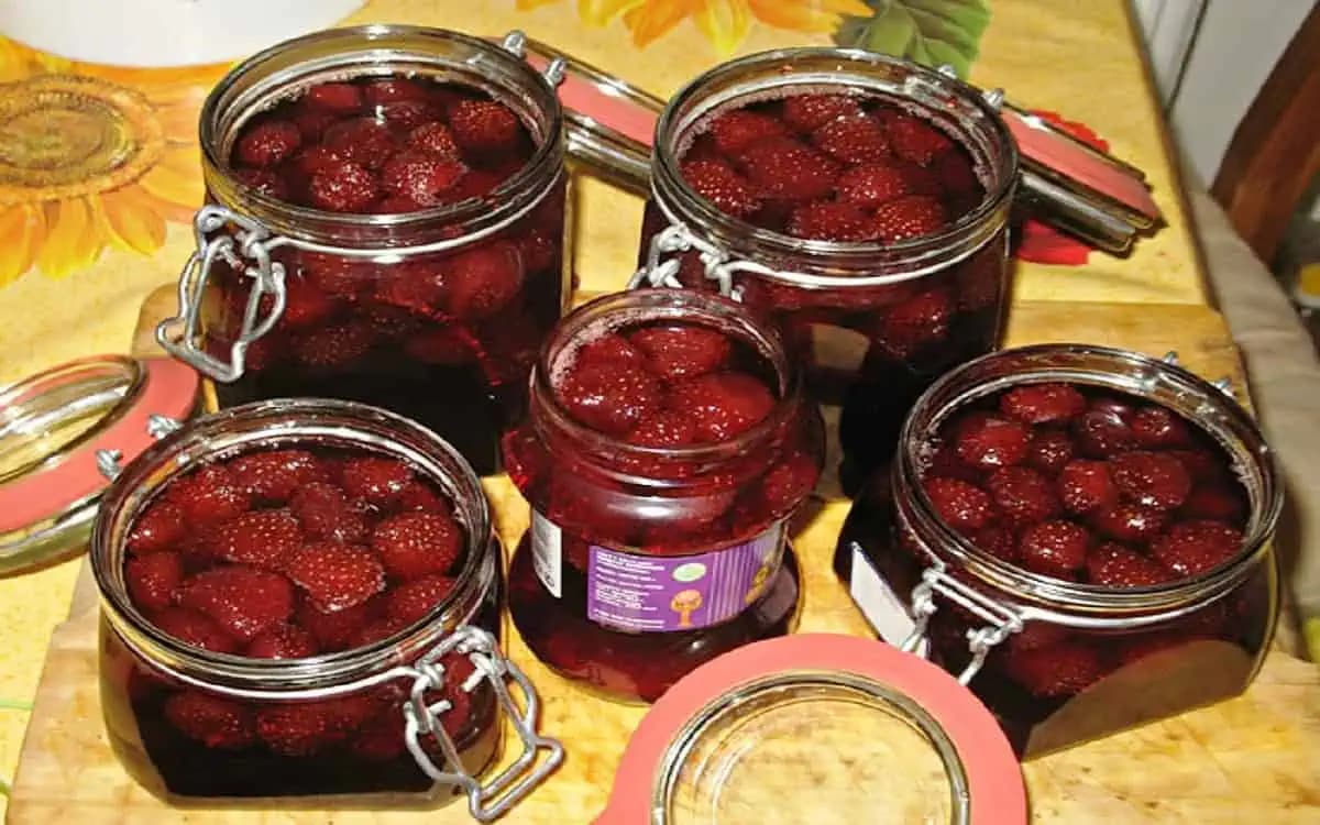 Konečne som našla dokonalý recept na jahodový džem! Jahody zostanú celé, vďaka čomu je tak neskutočne lahodný!