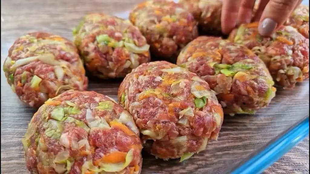 Želám si, aby som tento RECEPT poznala už dávno: FANTASTICKÝ nápad z mletého mäsa, kyslej smotany a kapusty – chuť si získa každého!