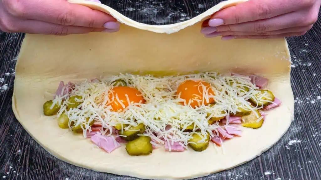 Chutnejšie ako PIZZA a upečené za 20 minút: Všetci zháňajú tento RECEPT z lístkového cesta!