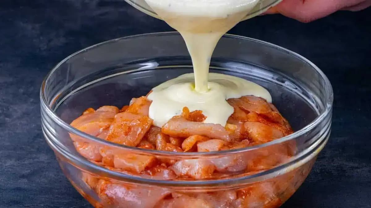 Všetci známi pýtajú recept na toto MÄSKO: 250 g kyslej smotany, 3 vajcia a syr – lepšiu marinádu nepoznám!