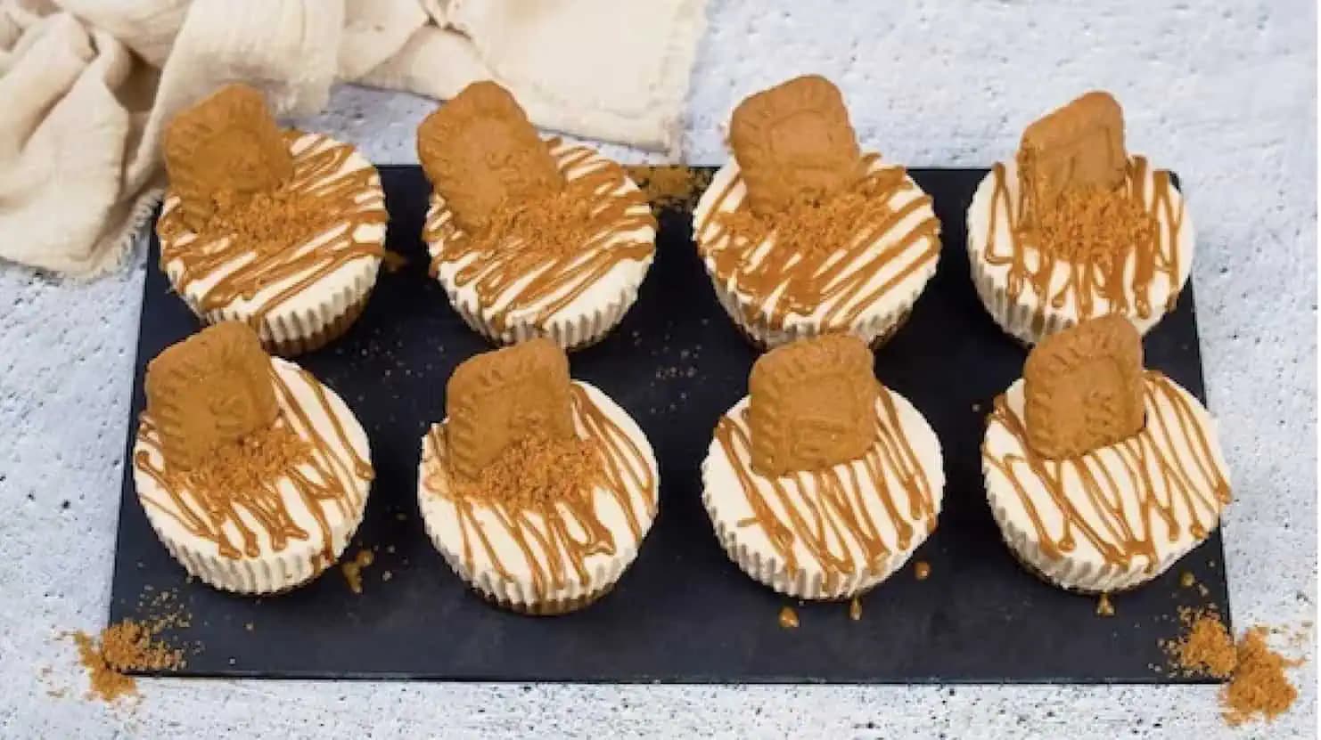 KARAMELOVÝ cheesecake vo forme na muffiny, ktorý sa nepečie a nevarí: Ukladajte recept, je to najväčšia dobrota akú poznám!