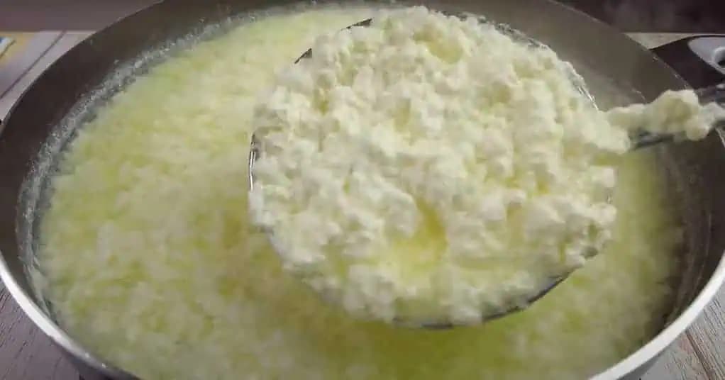 Zohrejte mlieko, pridajte obyčajný OCOT a po 1 hodine môžete ponúknuť VYNIKAJÚCI domáci syr: Lacný recept na nezaplatenie!