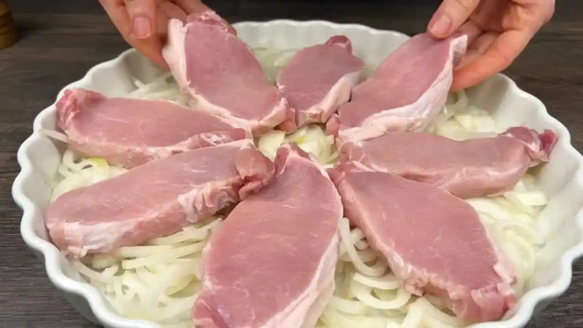 Môj svokor má RECEPT na najlepšie pečené karé: Položte ho na cibuľu a dajte piecť, o tej pochúťke sa vám bude aj snívať!