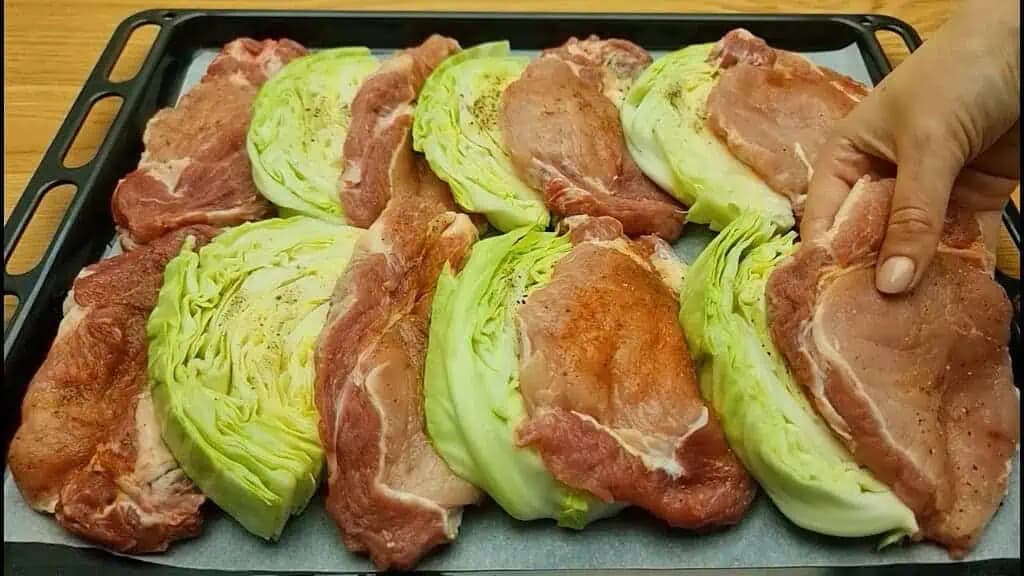 Dokonca aj babička bola po vyskúšaní ohromená: SEDLIACKA krkovička na novej kapuste – ľahký a rýchly recept!
