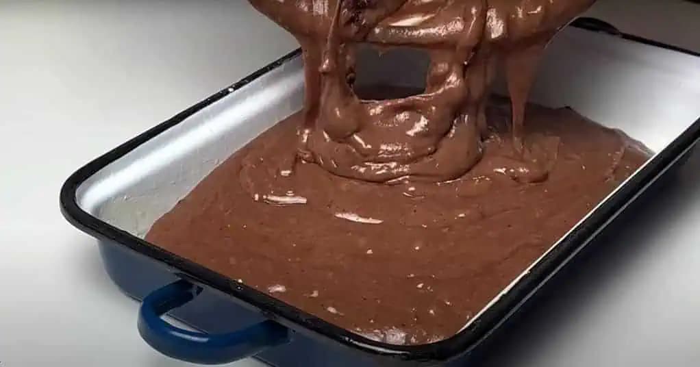 Žiadne šľahanie, žiadne VAJCIA! Babka ma naučila SUPER jemný čokoládový koláč za 5 minút!