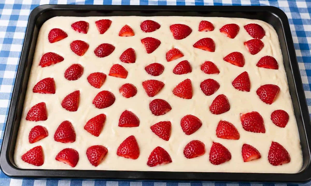 Bublanina s kokosom a extra nadýchaným cestom z kyslej smotany: HRNČEKOVÝ recept!