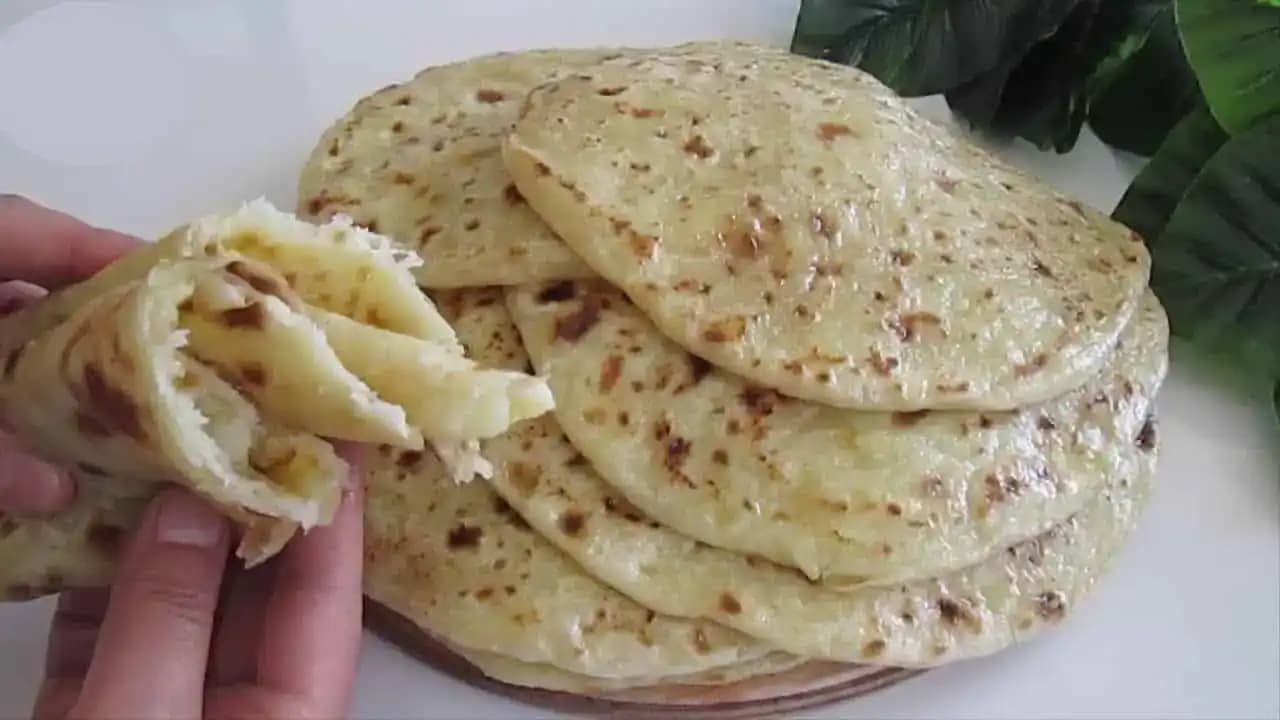 Ak máte doma múku, zemiaky a syr, už nemusíte kupovať CHLEBA: Bez droždia a kysnutia, najchutnejšia náhrada pečiva – každý zháňa RECEPT!