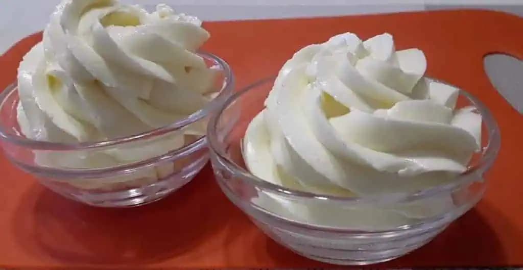 PRIBINÁČIKOVÝ krém z tvarohu, ktorý láme všetky rekordy: Hotový je za 3 minúty a v lete s ním plním aj poschodové torty, má ohromný úspech!