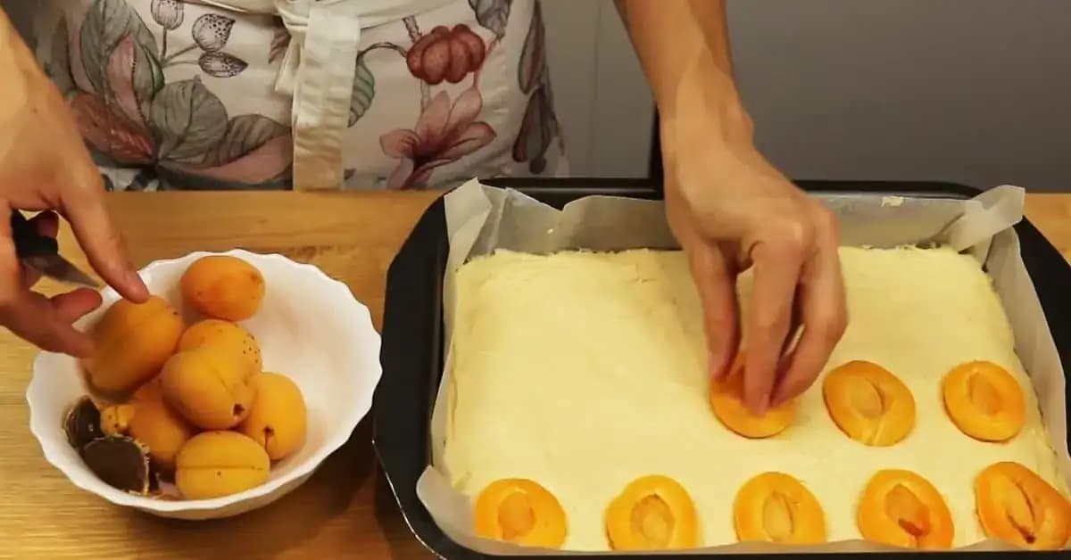 Susedkin perfektný RECEPT na koláč s marhuľami: Ak máte doma jogurt, určite ho skúste, úplne sa rozplýva na jazyku!
