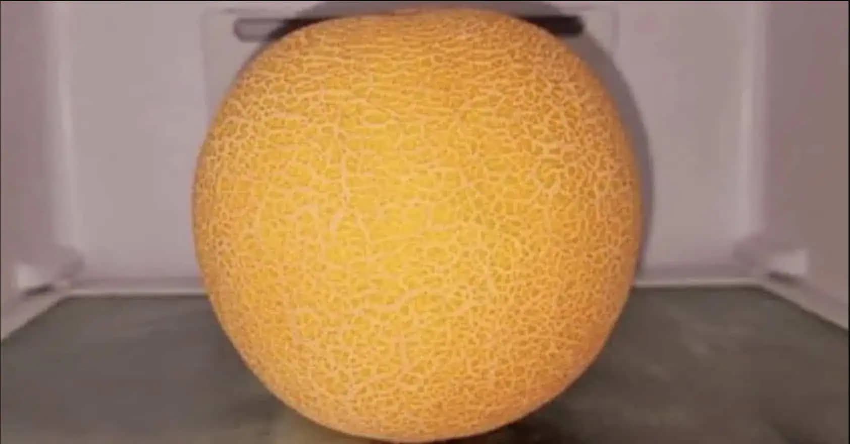 Melón mám v lete skoro každý deň, ale toto by mi nenapadlo ani vo sne: Dajte celý kus do MRAZNIČKY, toto z neho môžete mať!