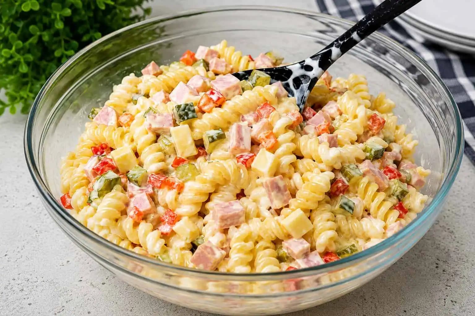 Jogurtový cestovinový šalát, ktorý zmizne zo stola ako prvý: Jednoduchý recept plný chuti, pripravený za pár minút!
