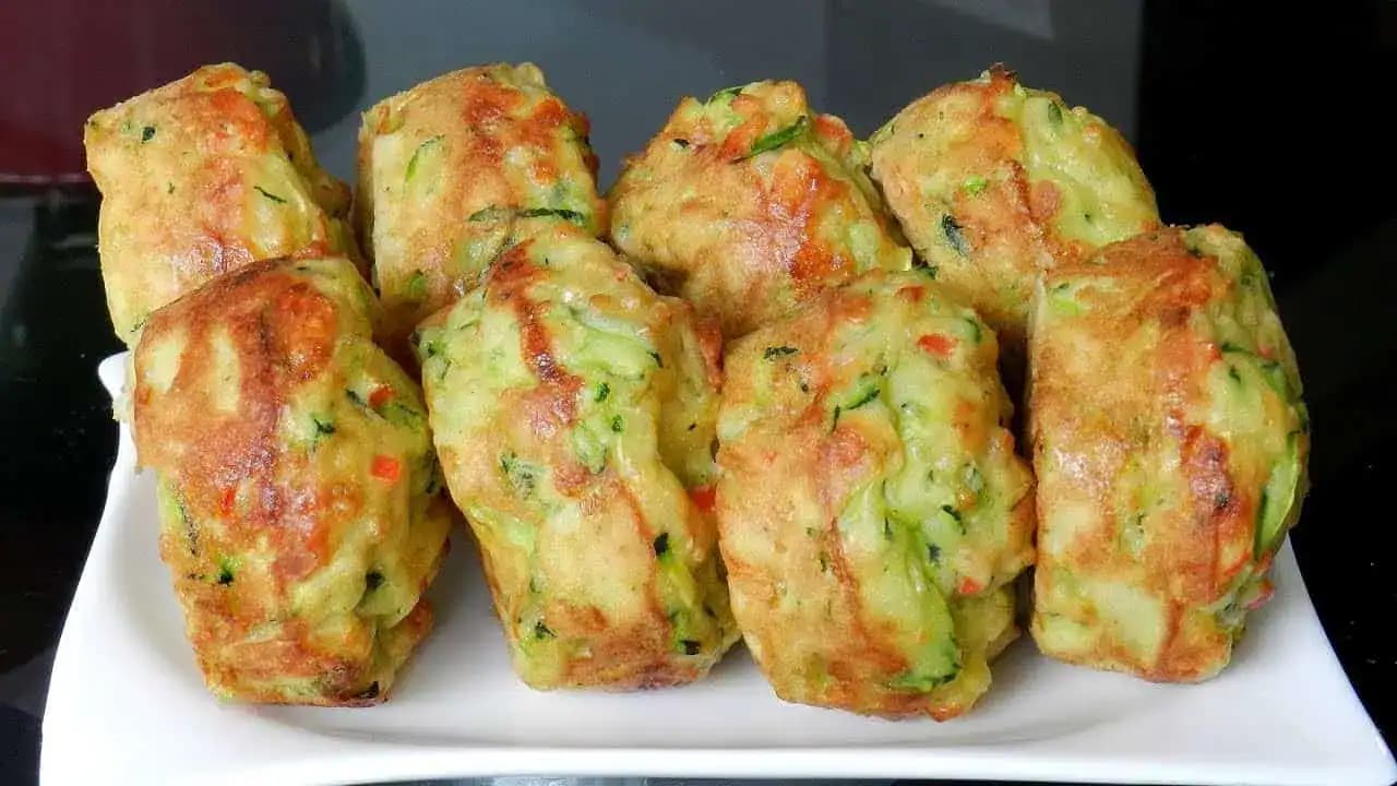 Odkedy mám tento recept, cuketové placky už nevyprážam, ale pečiem ich vo forme na muffiny: Sú neskutočné a hneď hotové!