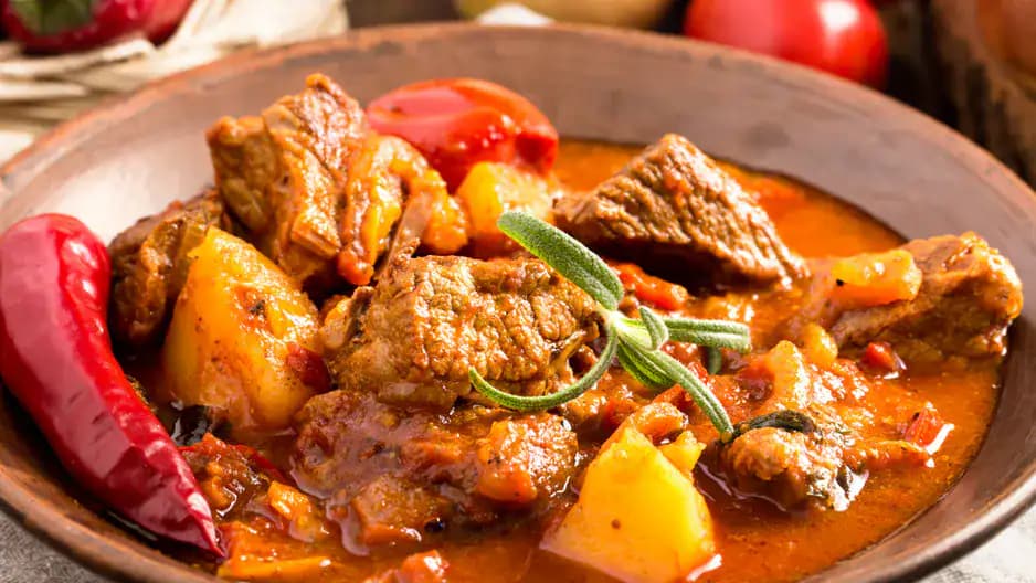 Do gulášu NEDÁVAJTE múku: Za FANTASTICKÚ chuť a perfektnú hustotu môže celkom iná prísada!