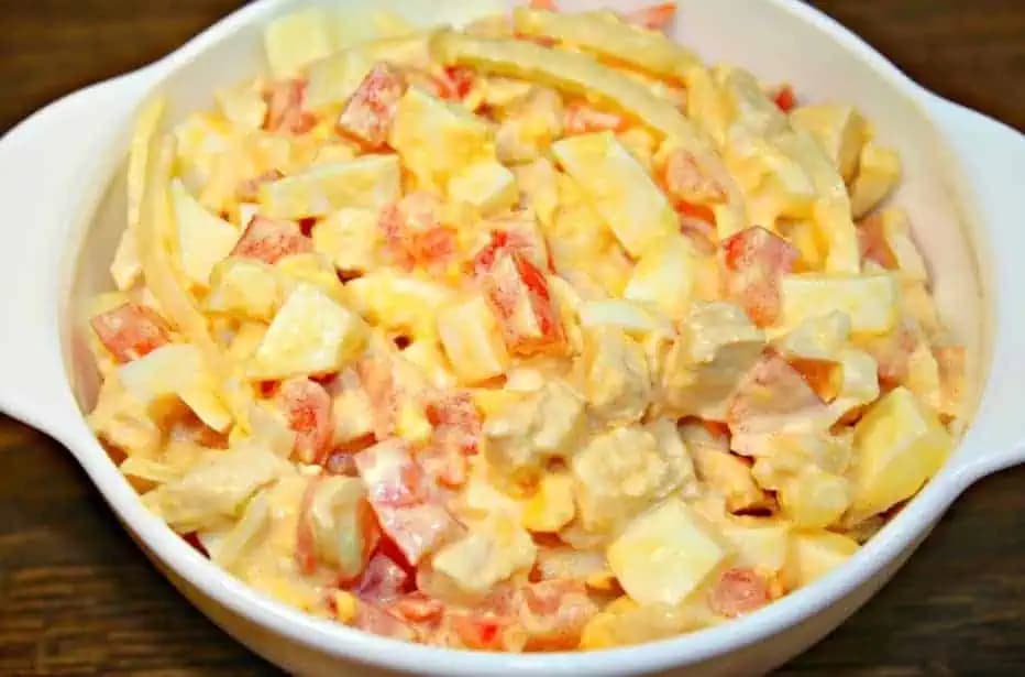 Recept na „Narodeninový šalát“ som našla v starom kuchárskom časopise: Len 4 prísady, je famózny!