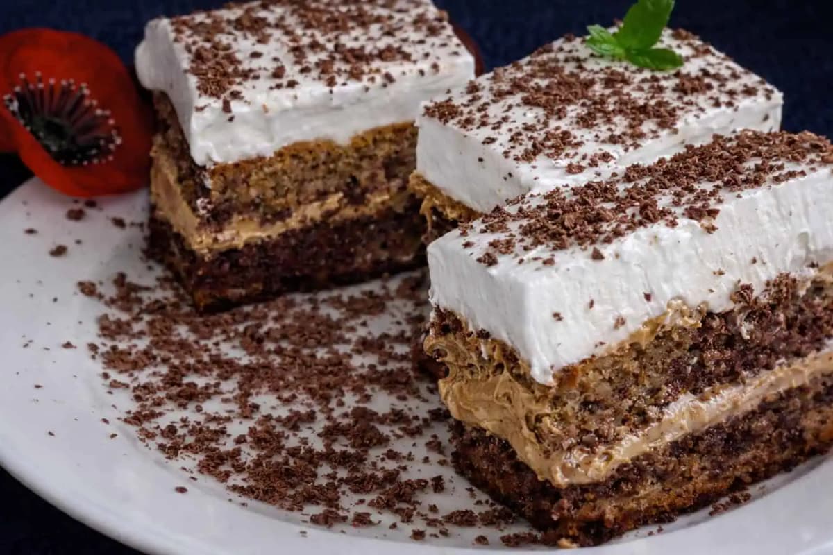 Cappuccino rezy: Jemný orechový zákusok s lahodným cappuccino krémom a šľahačkou