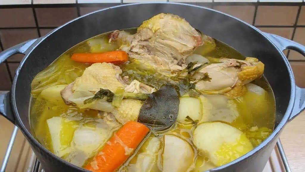 Ani ligurček, ani petržlenová vňať, len táto bylinka. V minulosti sa vývar varil s touto TAJNOU prísadou!