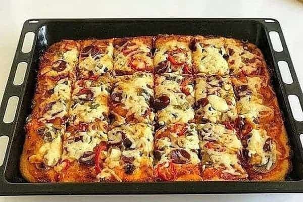Rýchla a jemná pizza z JOGURTU (na dva plechy): Bez kysnutia, pečie sa len 15 minút!