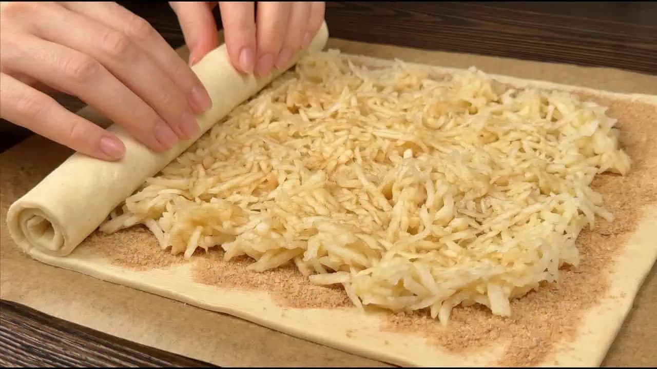 TENTO trik som sa naučil v cukrárni! Ak máte lístkové cesto, stačí nastrúhať 2 jablká!