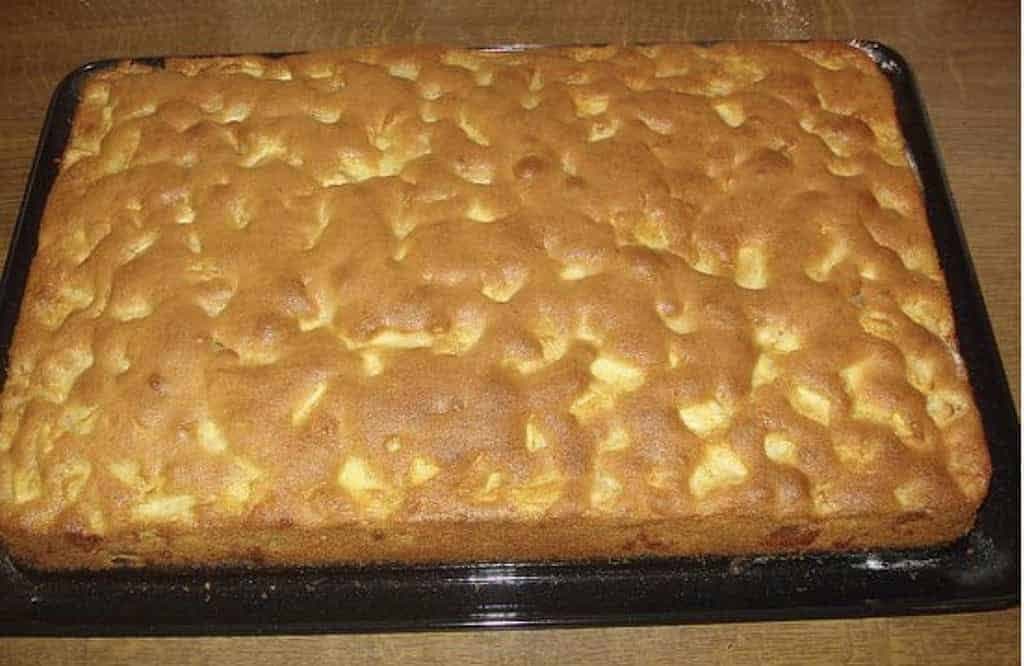 Konečne som našla recept na ÚŽASNE jemný jablkový koláč za 10 minút: Neverila by som, že obyčajná piškóta môže byť tak chutná!