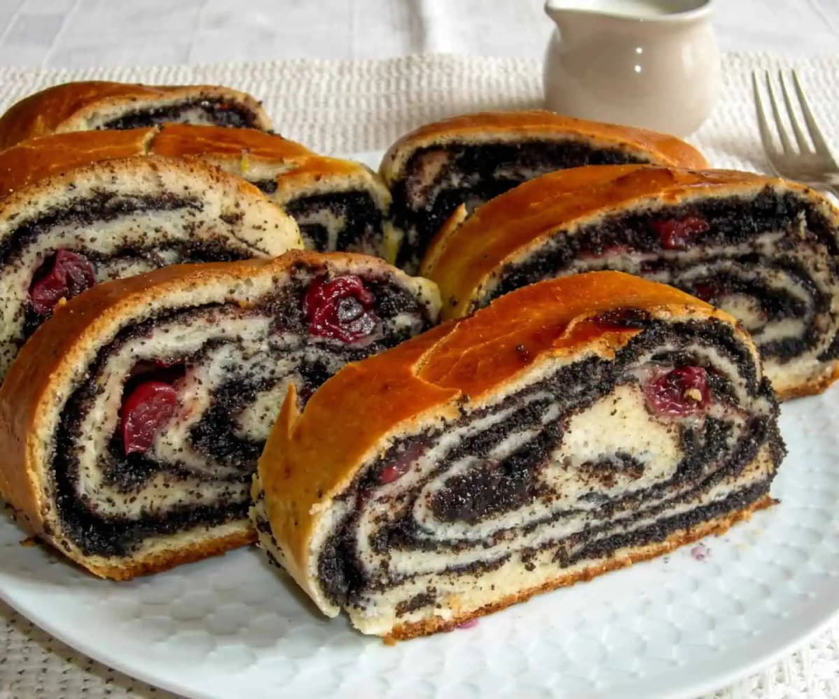 Makový závin s citrónovou makovou plnkou a višňami: Osvedčený recept krok za krokom!
