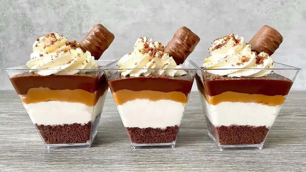 TWIX cheesecake do pohárov, ktorý sa nepečie a nevarí: Ukladajte recept, toto je najlepšia dobrota akú poznám!