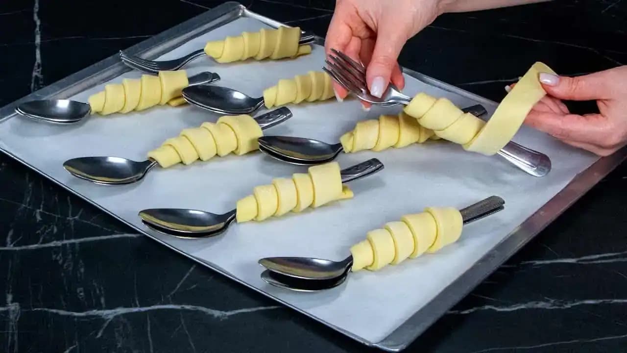 Keď čakám návštevu, KÚPIM lístkové cesto, namotám na lyžice a dám piecť: Za 20 minút robím niečo, čo tromfne aj veterník!