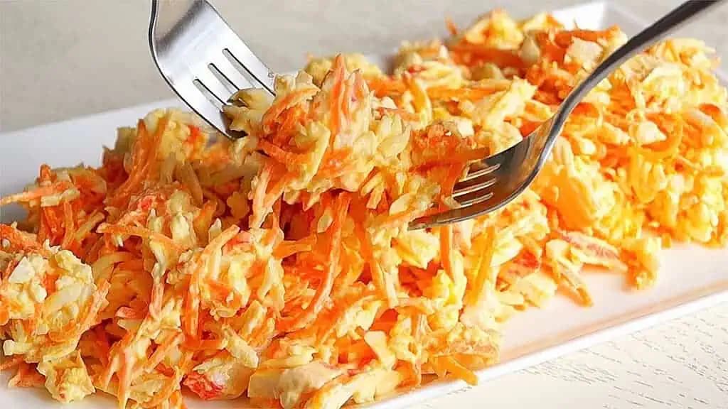 Aj keď je plný stôl, hostia vyjedajú len tento MRKVOVÝ šalát: Úžasný recept za 10 minút!