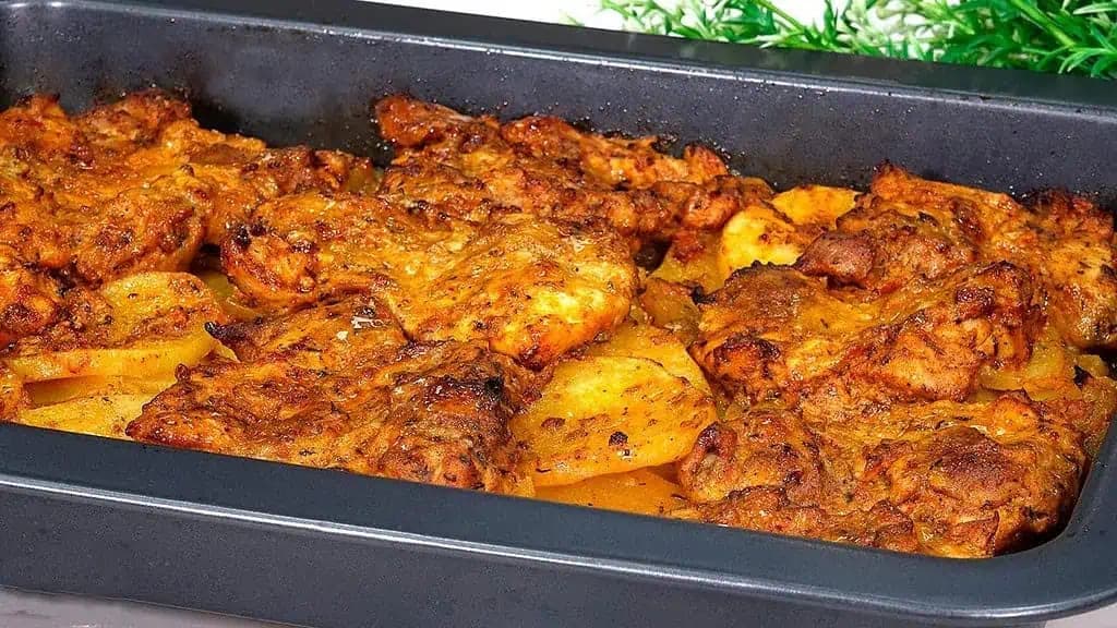 EXTRA šťavnaté pečené kurča so zemiakmi: Recept, ktorý budete robiť často!