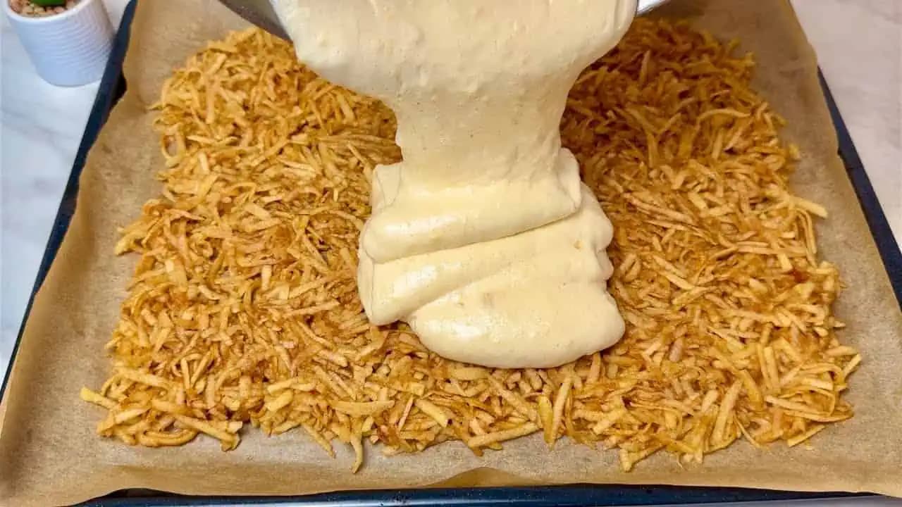 Jednoducho nastrúhajte jablká a zalejte cestom: Je to taká LAHÔDKA, že ju pečiem celú jeseň!
