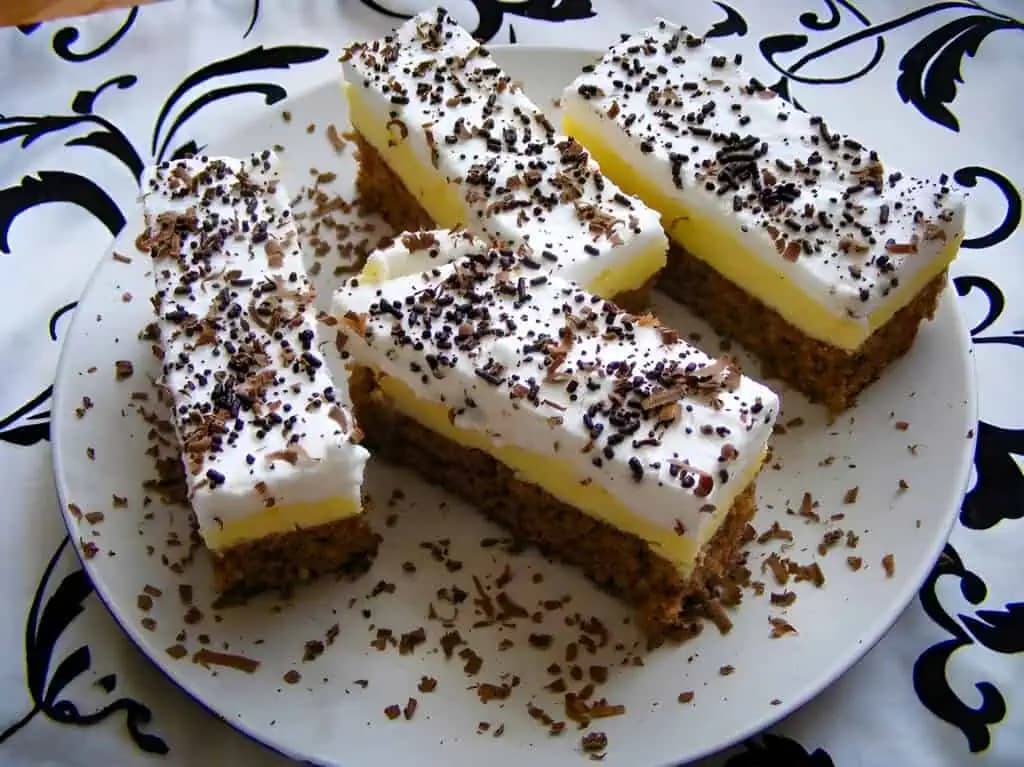 Zmrzlinové rezy – vrstvený zákusok s kakaovo-orechovým cestom, vanilkovým krémom a ľahkým snehom!
