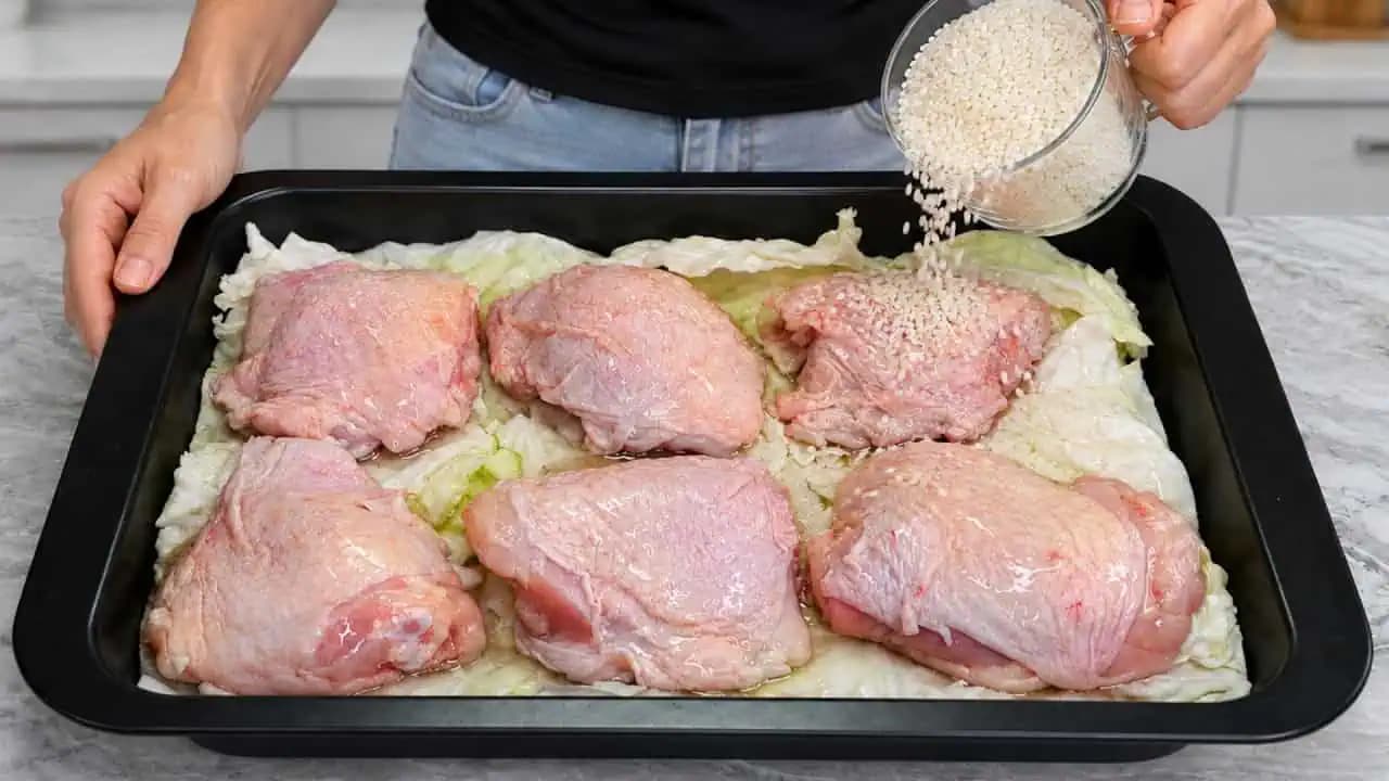 Moja rodina už nechce kapustné závitky! Kuracie stehná s kapustou a ryžou z jedného pekáča si zamilujete!