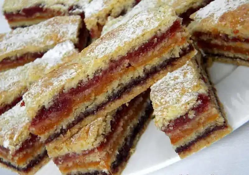 Koláč s 3 druhmi džemu a s drobivým cestom: Tak jemný, že sa doslova roztopí v ústach, fantázia!
