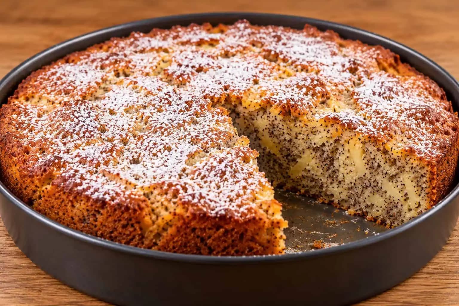 Šťavnatý jablkovo-makový koláč na plech: Všetko zmiešate v jednej mise a môžete piecť!