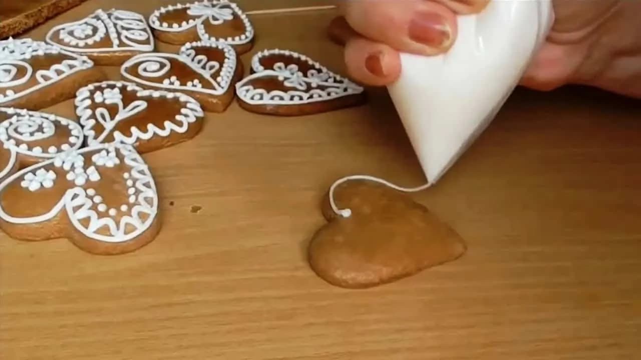 Zaručene najlepšia poleva na zdobenie medovníkov za 5 minút: Nádherné zdobenie vytvoríte jedným ťahom!